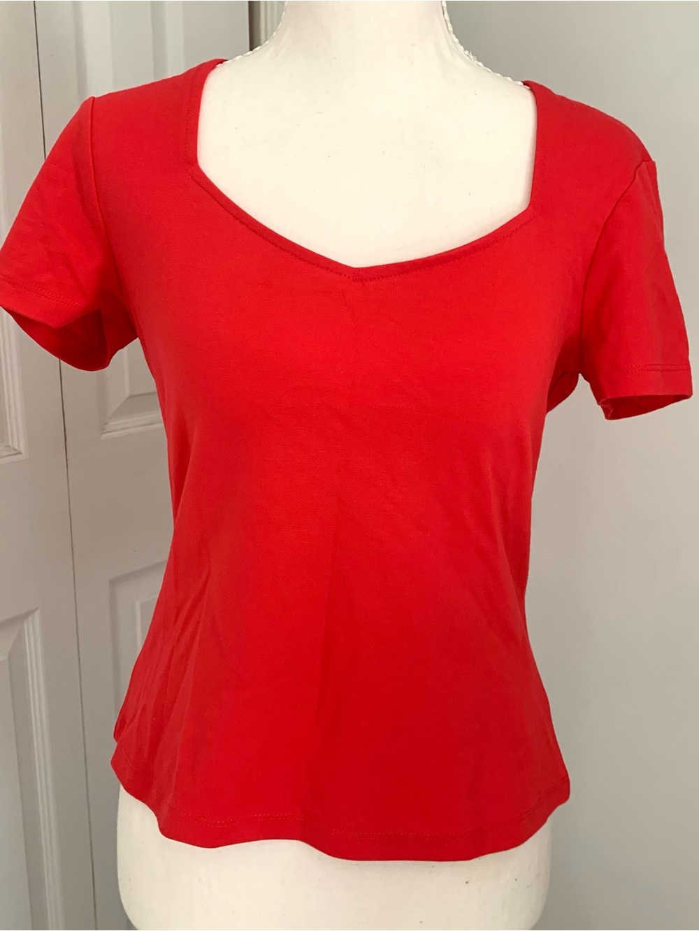 Tahari T-shirt Sweetheart Neckline Bombshell Red Top Short Sleeve Stretch XS NEW